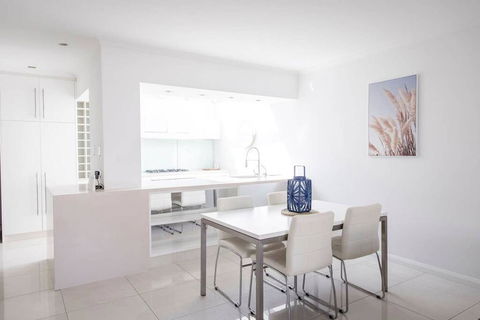 Stylish Executive Apartment With Balcony - Accommodation Fremantle 2