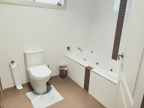 Stylish Private Bathroom-Luxurious Modern Big Home - Accommodation Fremantle 2