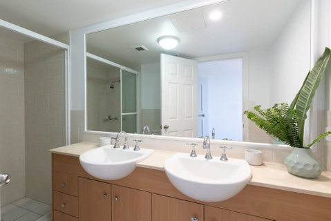 Stylish Studio With Ocean Views Bel Air Broadbeach - Accommodation Fremantle 1
