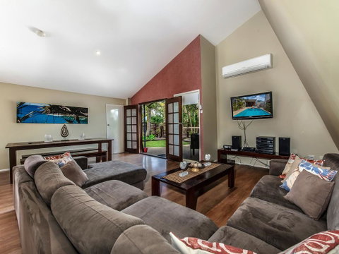 Surf Club House, Pet Friendly, Sunshine Coast, Holiday House, Marcoola - Accommodation Fremantle 2