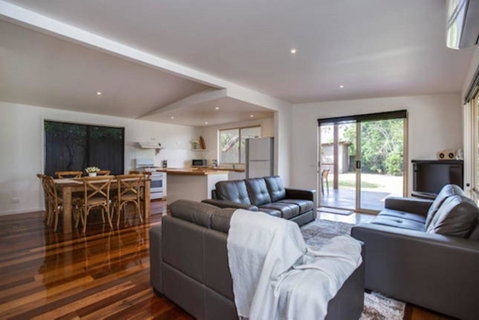 Tasman Surf House - So Close To The Beach - Accommodation Fremantle 3