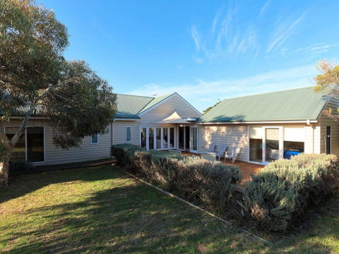 The Beach House - Quintessential Holiday House With Open Fireplace! - Accommodation Fremantle 3