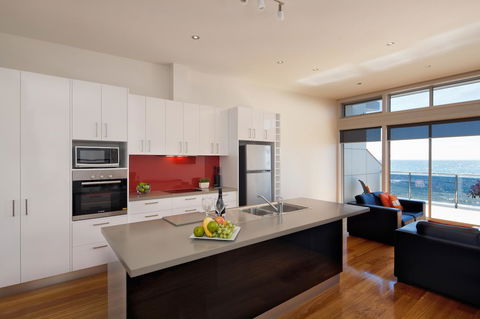 Penguin Waterfront Escape - Accommodation Fremantle 11