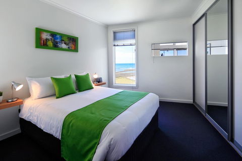 Penguin Waterfront Escape - Accommodation Fremantle 8