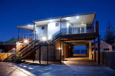 Penguin Waterfront Escape - Accommodation Fremantle 5