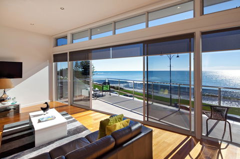 Penguin Waterfront Escape - Accommodation Fremantle 1