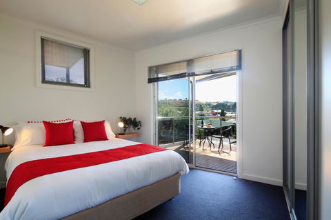 Penguin Waterfront Escape - Accommodation Fremantle 6
