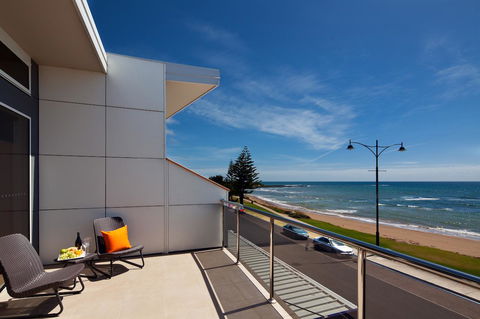 Penguin Waterfront Escape - Accommodation Fremantle 3
