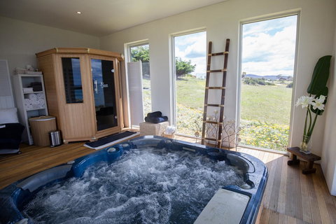 Saltwater - Absolute Oceanfront, Hot Tubs, Sauna, Fire Pits - Accommodation Fremantle 12