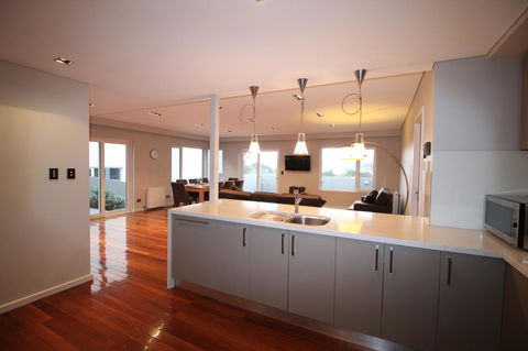 Sunny 3 Bedroom Apartment In Sandy Bay - Accommodation Fremantle 11
