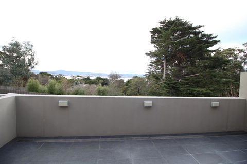 Sunny 3 Bedroom Apartment In Sandy Bay - Accommodation Fremantle 16