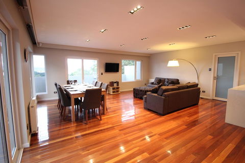 Sunny 3 Bedroom Apartment In Sandy Bay - Accommodation Fremantle 1