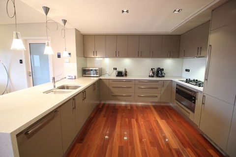 Sunny 3 Bedroom Apartment In Sandy Bay - Accommodation Fremantle 3