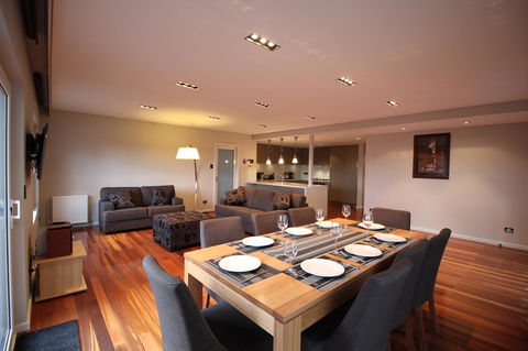 Sunny 3 Bedroom Apartment In Sandy Bay - Accommodation Fremantle 0