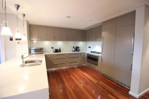 Sunny 3 Bedroom Apartment In Sandy Bay - Accommodation Fremantle 10