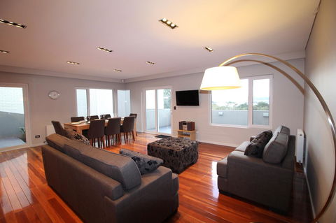 Sunny 3 Bedroom Apartment In Sandy Bay - Accommodation Fremantle 6