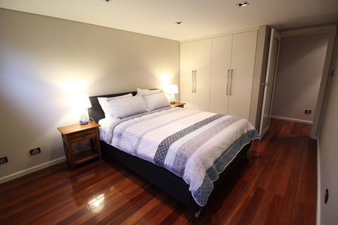 Sunny 3 Bedroom Apartment In Sandy Bay - Accommodation Fremantle 2