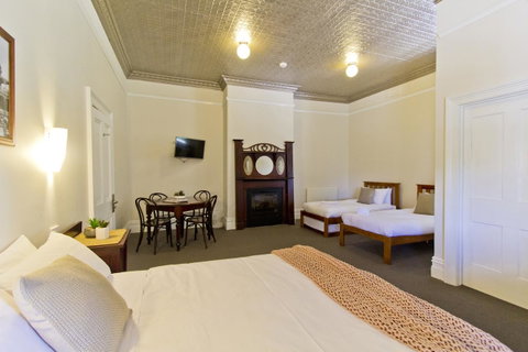 Deloraine Hotel - Accommodation Fremantle 1