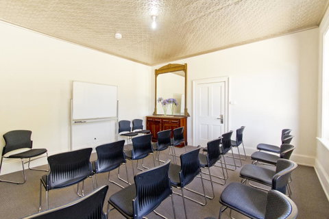 Deloraine Hotel - Accommodation Fremantle 20