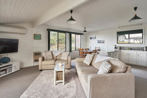 KINGFISHER COTTAGE Beachfront At The Binalong Bay - Accommodation Fremantle 4