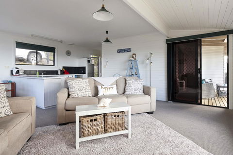 KINGFISHER COTTAGE Beachfront At The Binalong Bay - Accommodation Fremantle 22