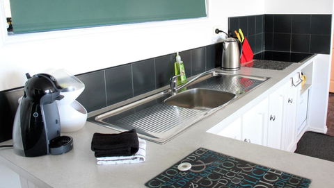 KINGFISHER COTTAGE Beachfront At The Binalong Bay - Accommodation Fremantle 18