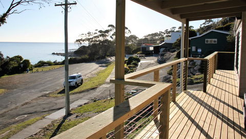 KINGFISHER COTTAGE Beachfront At The Binalong Bay - Accommodation Fremantle 9