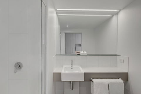 Travelodge Hotel Melbourne Docklands - Accommodation Fremantle 8