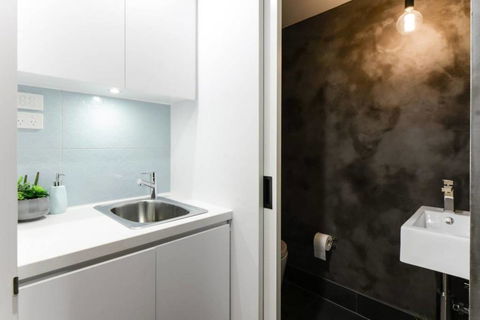 Spacious Designer Warehouse Melbourne CBD Apartment - Accommodation Fremantle 10
