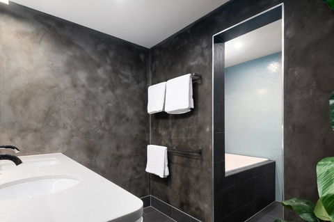 Spacious Designer Warehouse Melbourne CBD Apartment - Accommodation Fremantle 12