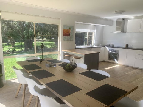 The Lake House - Accommodation Fremantle 2