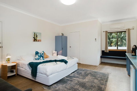 The Med Crescent Head - Accommodation Fremantle 1