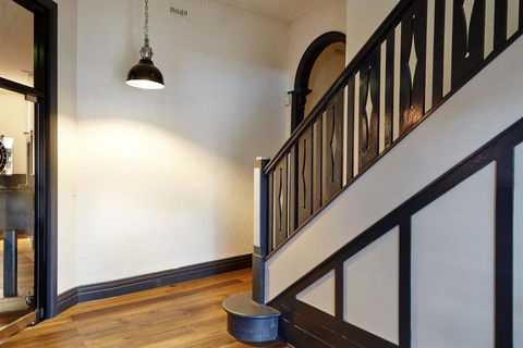 The Royal Hotel, Drouin - Accommodation Fremantle 2