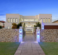 The White House GC Waterfront Home Cinema Jacuzzi Heated Pool - Accommodation Fremantle
