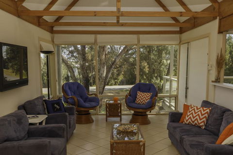 Tranquillity On Riverview - 33 Riverview Drive - Accommodation Fremantle 3