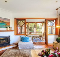 Treetops - elegant inviting designer cedar home - Accommodation Fremantle