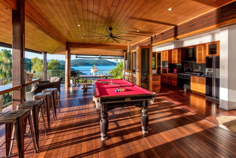 Uisce Luxury Holiday House With Jacuzzi Pool Table Cinema Premium Foxtel And Two Buggies - Accommodation Fremantle 3