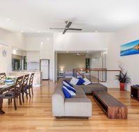 Unit 1 Rainbow Surf - Modern two storey townhouse with large shared pool close to beach and shop - Accommodation Fremantle