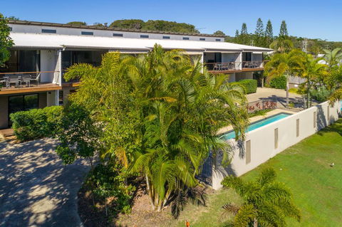 Unit 1 Rainbow Surf - Modern, Two Storey Townhouse With Large Shared Pool, Close To Beach And Shop - Accommodation Fremantle 3