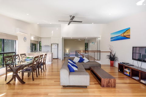 Unit 1 Rainbow Surf - Modern, Two Storey Townhouse With Large Shared Pool, Close To Beach And Shop - Accommodation Fremantle 0