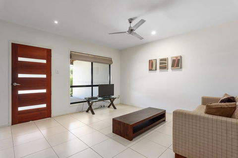 Unit 2 Rainbow Surf - Modern, Double Storey Townhouse With Large Shared Pool, Close To Beach And Shops - Accommodation Fremantle 2