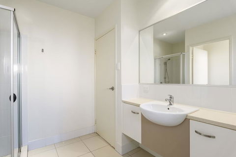 Unit 2 Rainbow Surf - Modern, Double Storey Townhouse With Large Shared Pool, Close To Beach And Shops - Accommodation Fremantle 3