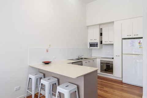 Unit 2 Rainbow Surf - Modern, Double Storey Townhouse With Large Shared Pool, Close To Beach And Shops - Accommodation Fremantle 1