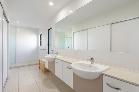Unit 3 Rainbow Surf - Modern, Double Storey Townhouse With Large Shared Pool, Close To Beach And Shop - Accommodation Fremantle 1