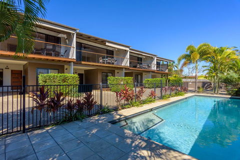 Unit 5 Rainbow Surf - Modern, Double Storey Townhouse With Large Shared Pool, Close To Beach And Shop - Accommodation Fremantle 2