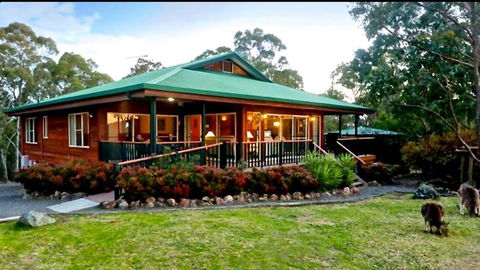 Valley View Luxury Retreat - Accommodation Fremantle 0