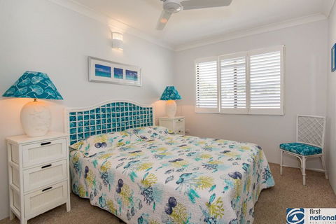 VIEWS VIEWS VIEWS! Front Top Floor Waterfront Unit - Chnook Apartments South Esp, Bongaree - Accommodation Fremantle 2