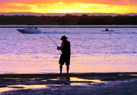 VIEWS VIEWS VIEWS! Front Top Floor Waterfront Unit - Chnook Apartments South Esp, Bongaree - Accommodation Fremantle 1