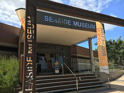 VIEWS VIEWS VIEWS! Front Top Floor Waterfront Unit - Chnook Apartments South Esp, Bongaree - Accommodation Fremantle 3