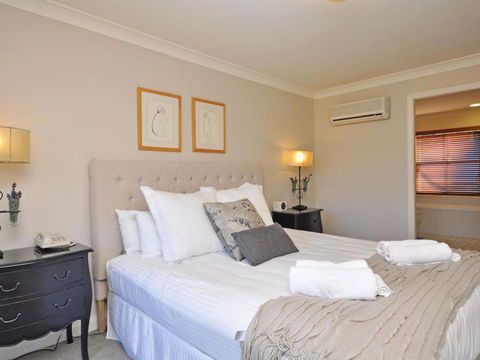 Villa 3br Beaujolais Luxe + Style Resort Condo Located Within Cypress Lakes Resort (nothing Is More Central) - Accommodation Fremantle 3